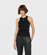 Musculosa negra de algodón orgánico con corte entallado, cuello redondo acanalado y logo de minirayas en el pecho.