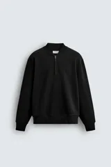 Sudadera de corte regular fit confeccionada en tejido de algodón con interior de rizo. Presenta cuello tipo rib, cierre frontal de cremallera y acabados en rib en puños y bajo.