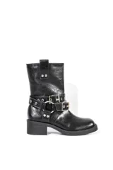 Bota corta negra de cuero sintético con hebillas metálicas y suela track.