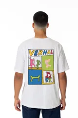Remera blanca de algodón con estampado en la espalda con diseño inspirado en Keith Haring, con figuras geométricas y personas en colores vivos.