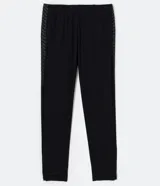 Pantalón deportivo de corte ajustado, color negro, con cintura elástica, cordón de ajuste, bolsillos laterales con cremallera, bandas laterales en contraste y cremalleras en los tobillos.