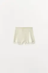 Shorts de tiro bajo confeccionados en seda, con cintura elástica y detalle de puntilla en el ruedo.