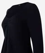 Blusa negra de algodón con escote en V y fruncido en el centro.