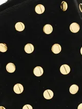 Cartera hobo de tamaño pequeño color marrón, con asa de hombro y detalles de perlas grandes de metal dorado en el frente.