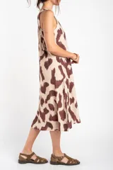 Vestido midi sin mangas de corte recto y escote redondo, con diseño estampado abstracto en tonos marrón y crudo.