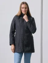 Campera capitoneada verde militar, marca Weatherproof, con abertura central con cierre, bolsillos delanteros y capucha desmontable.