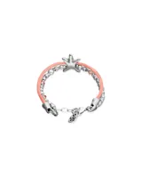 Pulsera de diseño artesanal con doble hilo de seda naranja, combinada con esferas plateadas y cristales facetados en tono naranja. Presenta un dije central en forma de estrella de mar en metal plateado y cierre de mosquetón con placa de marca.