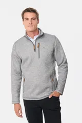 Buzo de felpa con interior de polar, diseño de medio cierre frontal, cuello alto y bolsillos laterales y en el pecho con cierres.