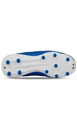 Championes de fútbol Lotto modelo Genova MD para hombre, color azul con detalles en blanco, diseñados con tapones para césped natural y logo de la marca en el lateral.
