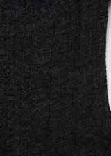 Top de punto fino con cuello halter y diseño entallado al cuerpo, sin mangas.