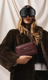 Billetera larga negra de símil cuero con solapa frontal con diseño tipo cocodrilo, broche a presión y detalle metálico. Cuenta con cierre perimetral y múltiples compartimentos internos.