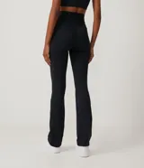 Pantalón deportivo negro de microfibra con cintura alta y corte recto.