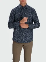 Camisa Hugo Boss modelo H-Joe-Kent, de manga larga, corte regular fit, con estampa de patrón botánico y floral en tonos verdes sobre base azul marino.