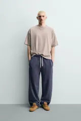 Camiseta boxy fit color gris topo, de cuello redondo y manga corta, con pequeño estampado frontal a contraste.