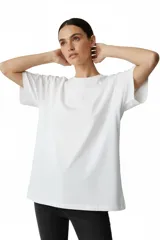 Remera de algodón de corte holgado, con cuello redondo a la base y mangas cortas.
