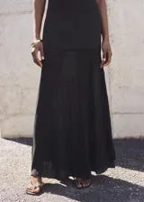 Vestido largo negro de punto fino, con cuello perkins y diseño sin mangas. Presenta un diseño entallado en la parte superior y falda evasé combinada de lyocell.