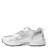 Championes New Balance 530 de mujer, blancos con detalles plateados y rosados.