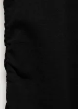 Vestido midi de punto, color negro, con diseño entallado, cuello redondo y manga larga.