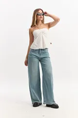 Jean wide leg de tiro alto, con piernas amplias y caída recta, en color negro con lavado desgastado.