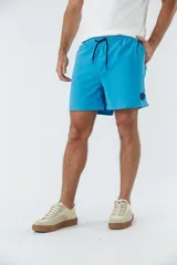 Short de baño liso con cintura elástica y cordón de ajuste. Cuenta con dos bolsillos laterales, un bolsillo posterior y un aplique de logo en goma en la pierna.