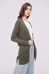 Saco tipo cárdigan abierto de tejido de punto, con mangas largas y bolsillos frontales aplicados.