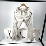 Pantalón cargo color arena con puño elástico en los tobillos, cintura elastizada con cordón ajustable, bolsillos laterales y bolsillos cargo con solapa en los muslos.