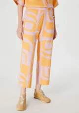 Pantalón de corte recto y largo cropped, con estampado geométrico abstracto en tonos naranja y rosado. Presenta cintura elastizada para mayor comodidad.