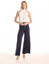 Pantalón palazzo azul marino de tiro alto, confeccionado en tejido elastizado. Presenta una cintura lisa y costuras verticales pronunciadas a lo largo de cada pierna. El corte es amplio desde la cadera hasta el ruedo, con una caída elegante.