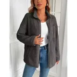 Campera de corderito color blanco, con cierre frontal completo, cuello alto y bolsillo frontal con cierre. Presenta un diseño forrado y cálido, ideal para la temporada de invierno.