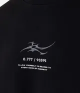 Buzo de cuello redondo y manga larga, confeccionado en algodón con felpa. Presenta un diseño minimalista con un bordado gráfico tribal y el texto 'Regret Nothing' en el centro del pecho.