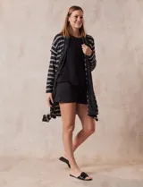 Bata gris con rayas horizontales blancas, de tejido suave con bolsillos laterales.