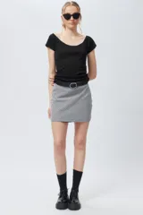 Top negro de manga corta con escote amplio tipo bote.