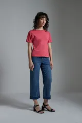 Remera rosada de corte recto con mangas cortas de broderie.