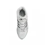 Championes Adidas Adistar Control de diseño técnico y deportivo, en color blanco con detalles plateados y las clásicas tres tiras de Adidas en negro sobre los laterales. Cuenta con una parte superior de malla transpirable, refuerzos sintéticos y una suela amortiguada de aspecto robusto.