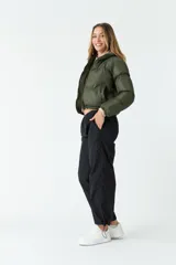 Campera puffer corta color ladrillo, con cuello alto y cierre frontal.