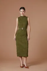 Vestido midi sin mangas, color verde oliva, con cuello alto y textura plisada con ondas verticales. Incluye un cinturón al tono con hebilla metálica dorada.