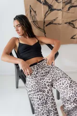 Pantalón slouchy con estampado animal print.