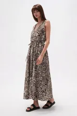Vestido largo sin mangas de algodón, de corte holgado, con cuello en V, elástico en la cintura y estampado estilo paisley en tonos marrones y blancos.