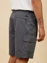 Bermuda cargo color verde oliva, con bolsillos laterales y traseros con solapa.