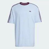 Remera Adidas Britcore Ringer de corte holgado, color celeste con detalles en bordó en el cuello redondo y las clásicas tres tiras en las mangas. Cuenta con el logo del Trifolio bordado en el pecho.