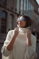 Poncho tejido de lana con cuello alto y diseño de calce relajado, ideal para capas de abrigo.