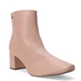 Botas cortas color nude, con taco cuadrado y punta fina.