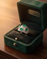 Anillo de plata 925 con diseño bombe, pavé de circonias blancas y cuatro piedras naturales de esmeralda en corte oval.