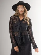 Camisa de encaje color crema, con corte clásico, volado frontal y botones al frente.