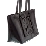 Cartera tipo tote de cuero negro con diseño estructurado, doble asa de hombro y detalle de logo en relieve en la parte frontal.