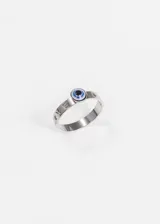 Anillo plateado de acero quirúrgico con diseño de ojo turco azul y blanco.