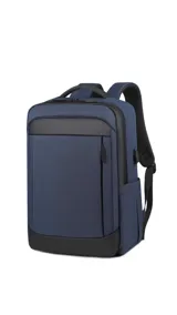 Mochila azul marino de tela con detalles en cuero sintético negro. Tiene dos asas acolchadas, compartimento para laptop, bolsillo frontal con cierre y un bolsillo lateral.