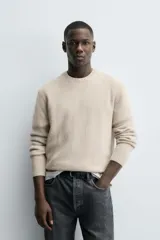 Jersey azul de punto con cuello redondo y manga larga. Tejido en mezcla de lana y acabado en rib.