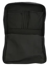 Mochila y maletín RKF de poliéster reciclado resistente al agua, en color gris oscuro con base negra. Cuenta con asa superior de goma reforzada, múltiples compartimentos con cierre impermeable, bolsillo para laptop y detalles en cordón verde con mosquetón.