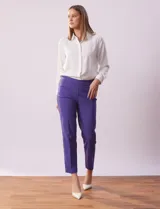 Pantalón recto color verde esmeralda de gabardina elastizada, marca Zac & Rachel. Pretina ancha con faja interna modeladora. Delantera con bolsillos simulados. Trasera con bolsillos ojal.